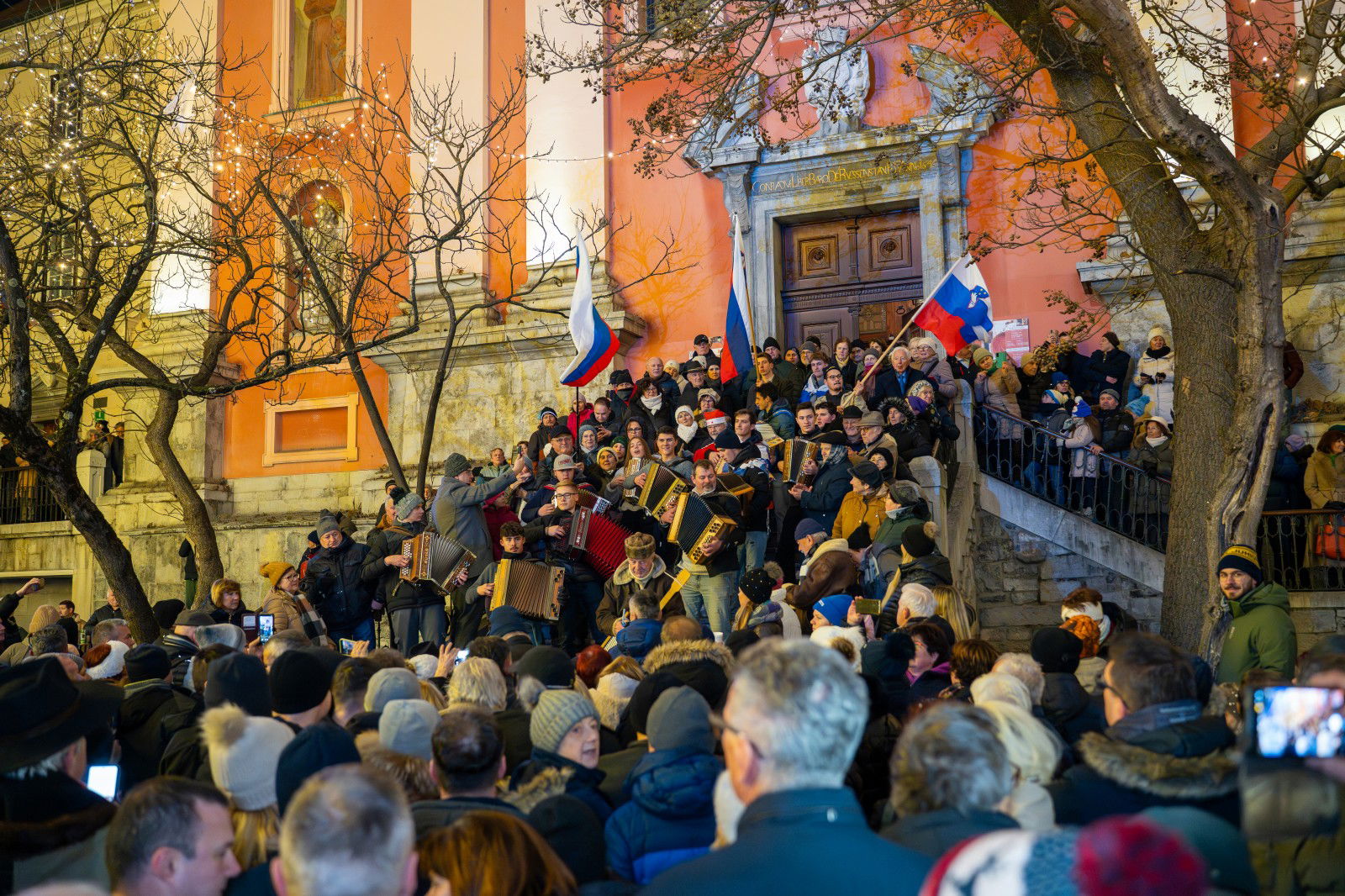 Mnozica ljudi na Presernovem trgu v srediscu Ljubljane v casu napovedanega zbora harmonikarjev.
