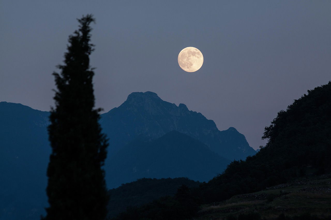 polna luna noč pohod Pixabay