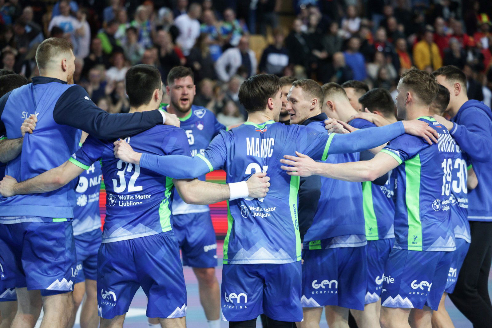 Slovenska moska rokometna reprezentanca se je v Kopru po cetrti zmagi v kvalifikacijski skupini 1 nad Severno Makedonijo z 38:27 (20:12) ze uvrstila na evropsko prvenstvo, ki bo med 15. januarjem in 1. februarjem prihodnje leto na Danskem, Norveskem in Svedskem.
Slovenska rokometna reprezentanca po zmagi nad reprezentanco Severne Makedonije.