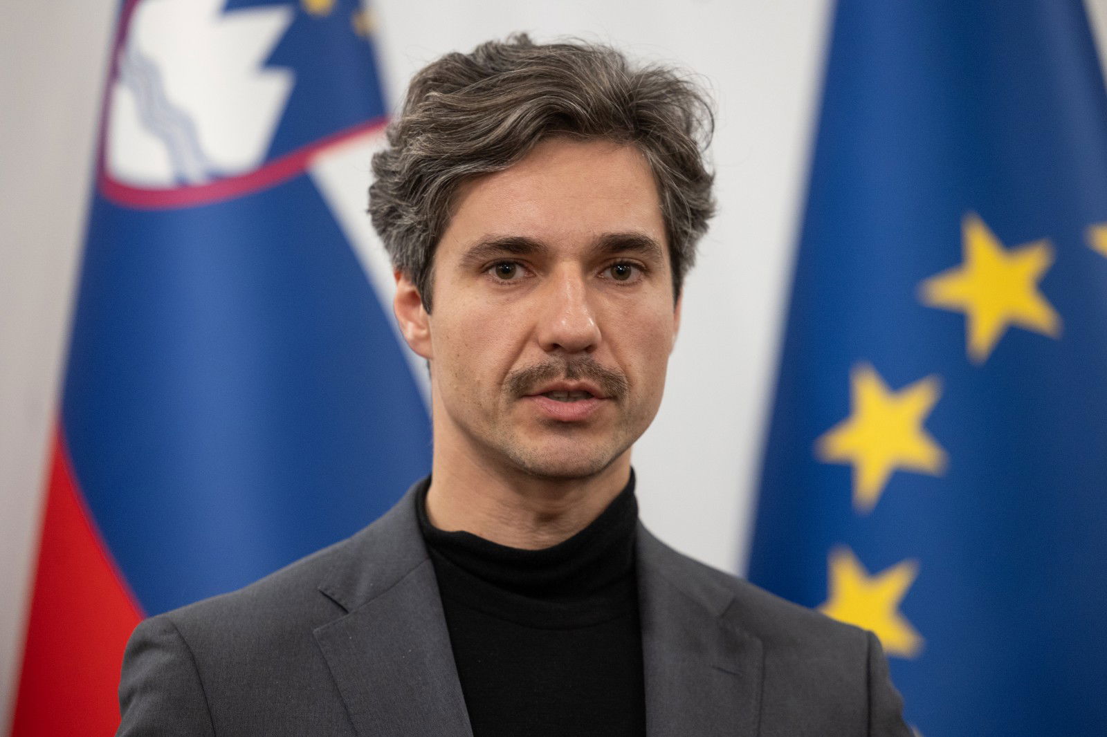 Izjava za medije ob koncu posveta socialnih partnerjev glede dviga minimalne place.
Minister za delo, druzino, socialne zadeve in enake moznosti Luka Mesec.