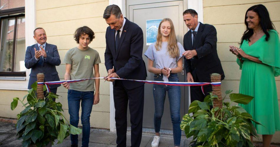 Predsednik države Borut Pahor je slovesno otvoril prvo pametno podeželsko učilnico v Sloveniji Foto Staš Zuapnc
