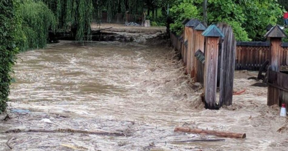 Poplavljena gostilna Kocka na Poljani. FOTO: Bralka Maja
